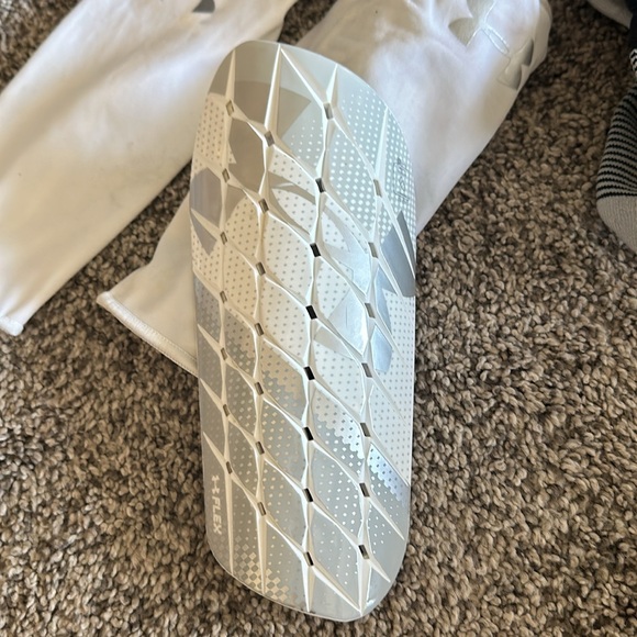 Unisex Soccer cleats/Shin guards and Socks - Picture 3 of 5